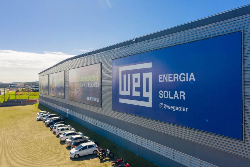 Fachada da WEG Fachada da WEG com painéis promocionais sobre energia solar e sustentabilidade, em um centro industrial