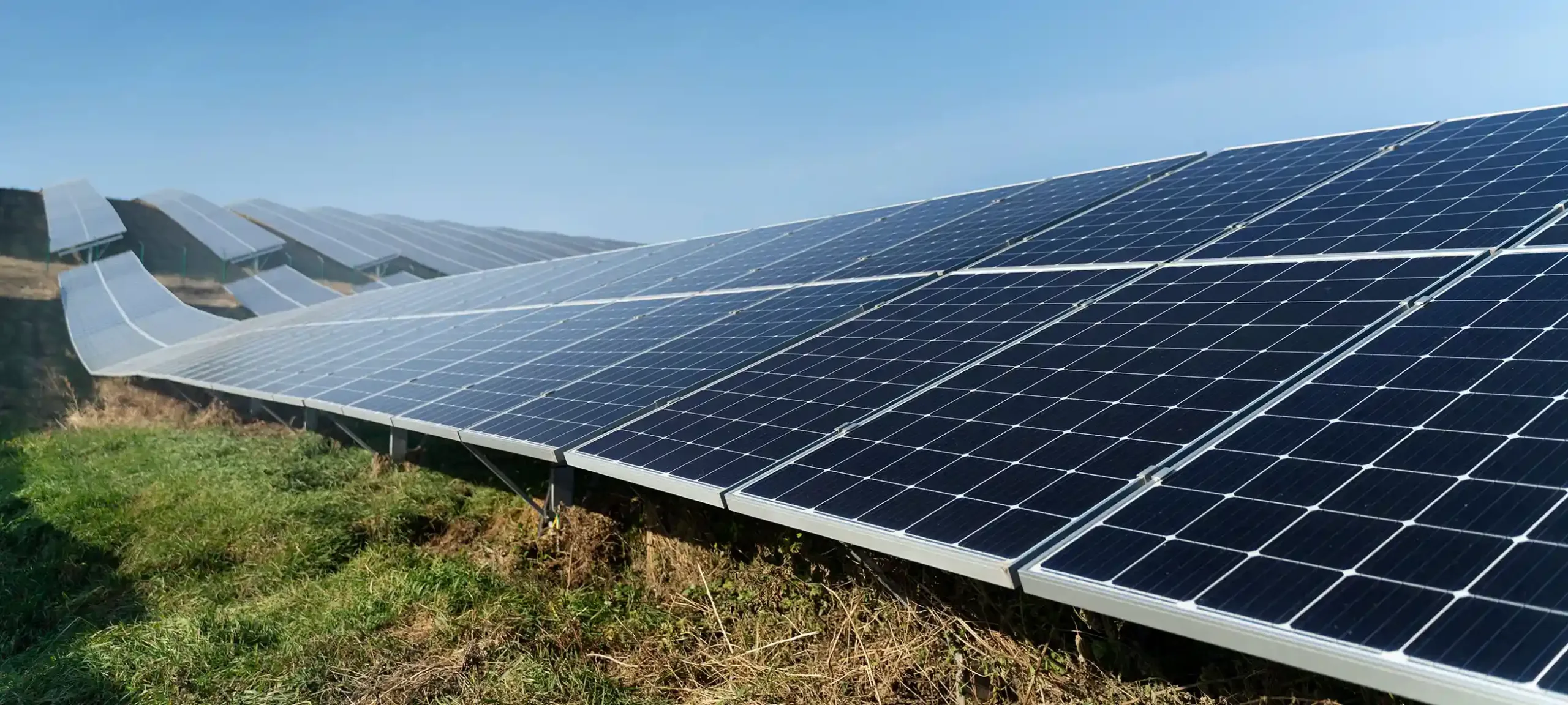 Painéis solares instalados em um campo aberto para geração de energia solar sustentável